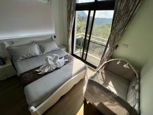 um pequeno quarto com uma cama e uma janela em 林莊園包棟別墅Skydoorzi Villa em Guoxing
