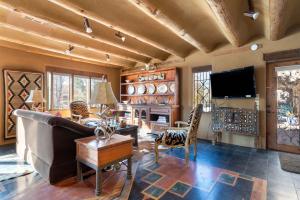 a living room with a couch and a tv at Casita Mariposa in Santa Fe
