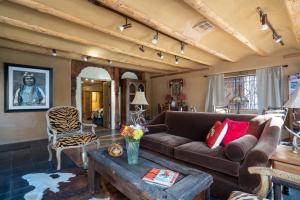 een woonkamer met een bank en een tafel bij Casita Mariposa in Santa Fe +12 foto's