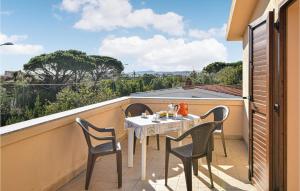um pátio com uma mesa e cadeiras numa varanda em 2 Bedroom Nice Apartment In S, Giovanni Di Posada em San Giovanni