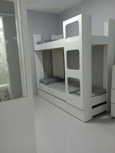 um beliche branco num quarto com um espelho em Apt na Torre - Recife no Recife