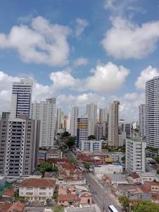 een skyline van de stad met hoge gebouwen en gebouwen bij Apt na Torre - Recife in Recife