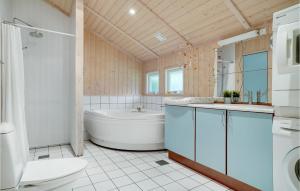 Koupelna v ubytování Cozy Home In Højby With Kitchen + 25 fotografií