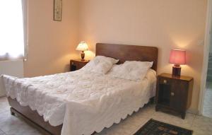 Un dormitorio con una cama grande con dos mesitas de noche. en Holiday Home Rue Du Calvaire, en Le Cloître-Saint-Thégonnec