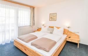 a bedroom with a large bed and a window at Cozy Apartment In Viehhofen With Ethernet Internet in Viehhofen