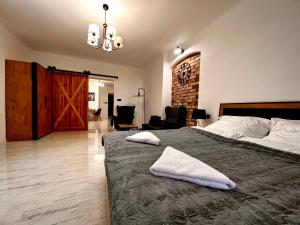 een slaapkamer met een groot bed met 2 kussens erop bij Apartament Grodzki in Przemyśl
