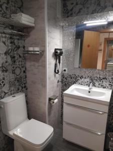 Koupelna v ubytování Estudio atico con piscina "Solsalou" Edificio Inter 2