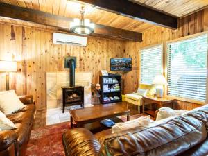 TV a/nebo společenská místnost v ubytování Forest View Chalet