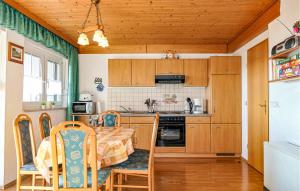 a kitchen with a table and chairs in a room at Amazing Home In Schnett With 3 Bedrooms And Wifi in Schnett