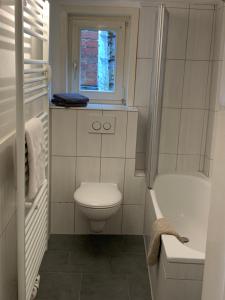 Ванна кімната в Ferienwohnung im Fachwerkhaus, 3 Schlafzimmer, Balkon, Garten, Parkplatz - Wohnung 2