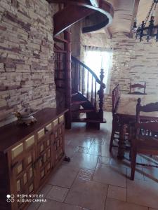 Cette chambre est dotée d'un escalier et d'un mur en pierre. dans l'établissement CHALET VACACIONAL a 10 minutos de la playa de La Barrosa, à Chiclana de la Frontera