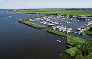 uma vista aérea de uma marina com barcos na água em Aqualiving Kempers em Aalsmeer