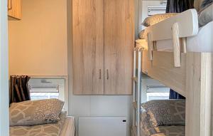 a small room with two bunk beds and cabinets at Aqualiving Kempers in Aalsmeer