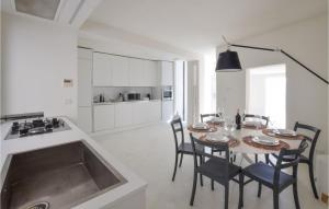 een keuken en eetkamer met een tafel en stoelen bij Awesome Home In Scilla With Kitchen in Scilla