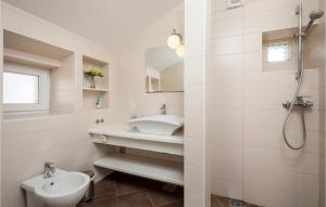 Łazienka w obiekcie Pet Friendly Home In Brzac With Wifi