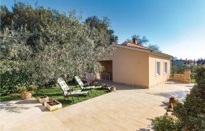 un patio con due sedie e una casa di Beautiful Home In Pula With 1 Bedrooms And Wifi a Pola (Pula)