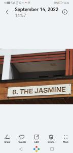 Una señal que dice la Jenna en una mesa en The New Concept Condo 6 The Jasmine Nr 604, en Hang Dong