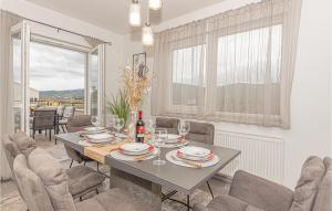 een eetkamer met een tafel en stoelen bij Beautiful Apartment In Sibenik With Jacuzzi in Šibenik