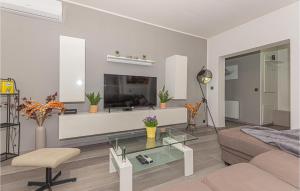 ein Wohnzimmer mit einem Sofa und einem Glastisch in der Unterkunft Amazing Apartment In Sibenik With Jacuzzi in Šibenik