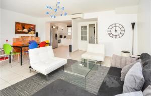 Posezení v ubytování Nice Home In Aigues-Mortes With Kitchen