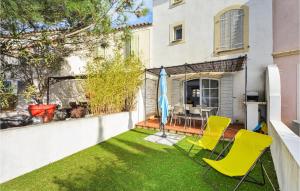 Zahrada ubytování Nice Home In Aigues-Mortes With Kitchen