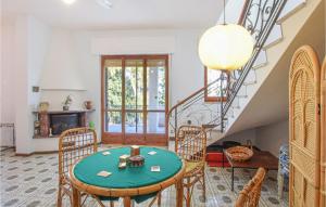 sala de estar con mesa y sillas y escalera en Villa Delia, en Stalettì