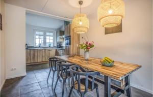 een keuken en eetkamer met een houten tafel en stoelen bij Gorgeous Home In Rijssen With Wifi in Rijssen