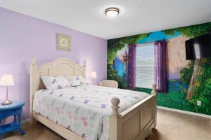 une chambre avec un lit avec un tableau sur le mur dans l'établissement Lakeview w/8 Bedroom 5 KingSuite 3 miles to Disney, à Kissimmee 73 autres photos
