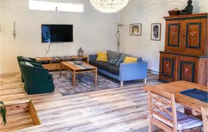 sala de estar con sofá y TV en Beautiful Home In Lngserud With Kitchen, en Rullan