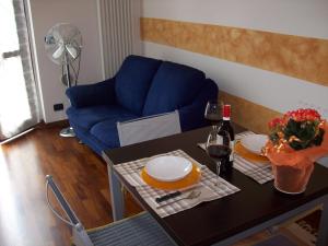 ラ・スペツィアにあるResidenza Stefaniaのリビングルーム(テーブル、青いソファ付)