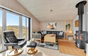 uma sala de estar com um sofá e uma lareira em Beautiful Home In Hvide Sande With Ethernet Internet em Hvide Sande