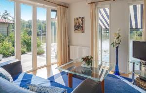 een woonkamer met een bank en een glazen tafel bij Chalet 5 in Oosterwolde
