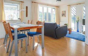 een keuken en eetkamer met een tafel en stoelen bij Chalet 5 in Oosterwolde