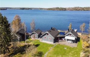 una vista aérea de una casa a orillas de un lago en Lovely Home In Trollhttan With House Sea View en Trollhättan