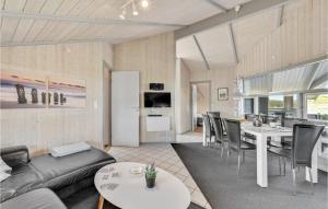 BjerregårdにあるStunning Home In Hvide Sande With Kitchenのリビングルーム(ソファ、テーブル付)