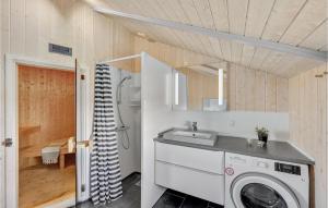 BjerregårdにあるStunning Home In Hvide Sande With Kitchenのランドリールーム(洗濯機、シンク付)