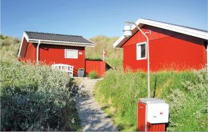 una casa roja con una luz de la calle delante de ella en Martex, en Fanø