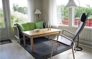 sala de estar con mesa y sofá en Martex, en Fanø