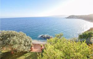 widok na ocean z domu w obiekcie Villa Moderna w mieście Stalettì +21 zdjęć