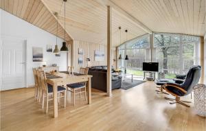cocina y sala de estar con mesa y sillas en Nice Home In Frvang With Wifi, en Fårvang