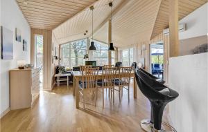cocina y comedor con mesa y sillas en Nice Home In Frvang With Wifi, en Fårvang