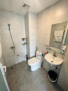 y baño con aseo y lavamanos. en Nhà Như Ngọc/NN serviced apartment, en Hanói