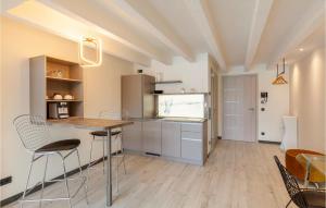 eine Küche mit Tisch und Stühlen in einem Zimmer in der Unterkunft Prora Solitaire Avida Loft 3 in Binz