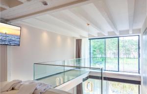 eine Glastreppe in einem weißen Zimmer mit Fenster in der Unterkunft Prora Solitaire Avida Loft 3 in Binz