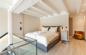ein Schlafzimmer mit einem Bett und einem Glasboden in der Unterkunft Prora Solitaire Avida Loft 3 in Binz + 37 Fotos