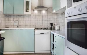 Kuchyňa alebo kuchynka v ubytovaní 3 Bedroom Beautiful Home In Lanvellec