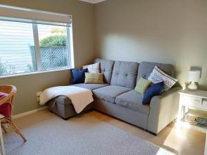 sala de estar con sofá y ventana en Hidden Gem, en Greytown
