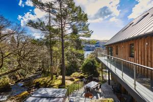 Morenish的住宿－LOCH TAY HIGHLAND LODGES and GLAMPING PARK，从房子的甲板上欣赏美景