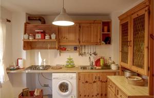Kuchyň nebo kuchyňský kout v ubytování Nice Home In Saint-pierre With 3 Bedrooms And Wifi