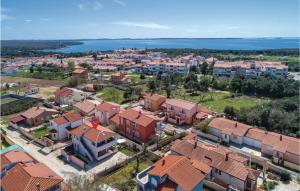 una vista aérea de una ciudad con casas y agua en Nice Home In Barbariga With 3 Bedrooms, Wifi And Jacuzzi en Barbariga